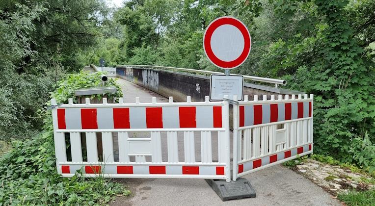 Sperrung der Geh- und Radwegbrücke über die Amper bei Günding